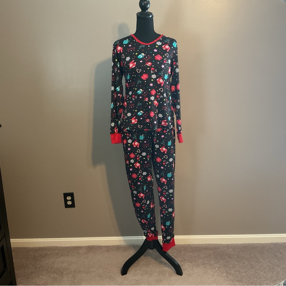 Women’s Black Holiday-Print Long-Sleeve Pajama Set with Red Trim